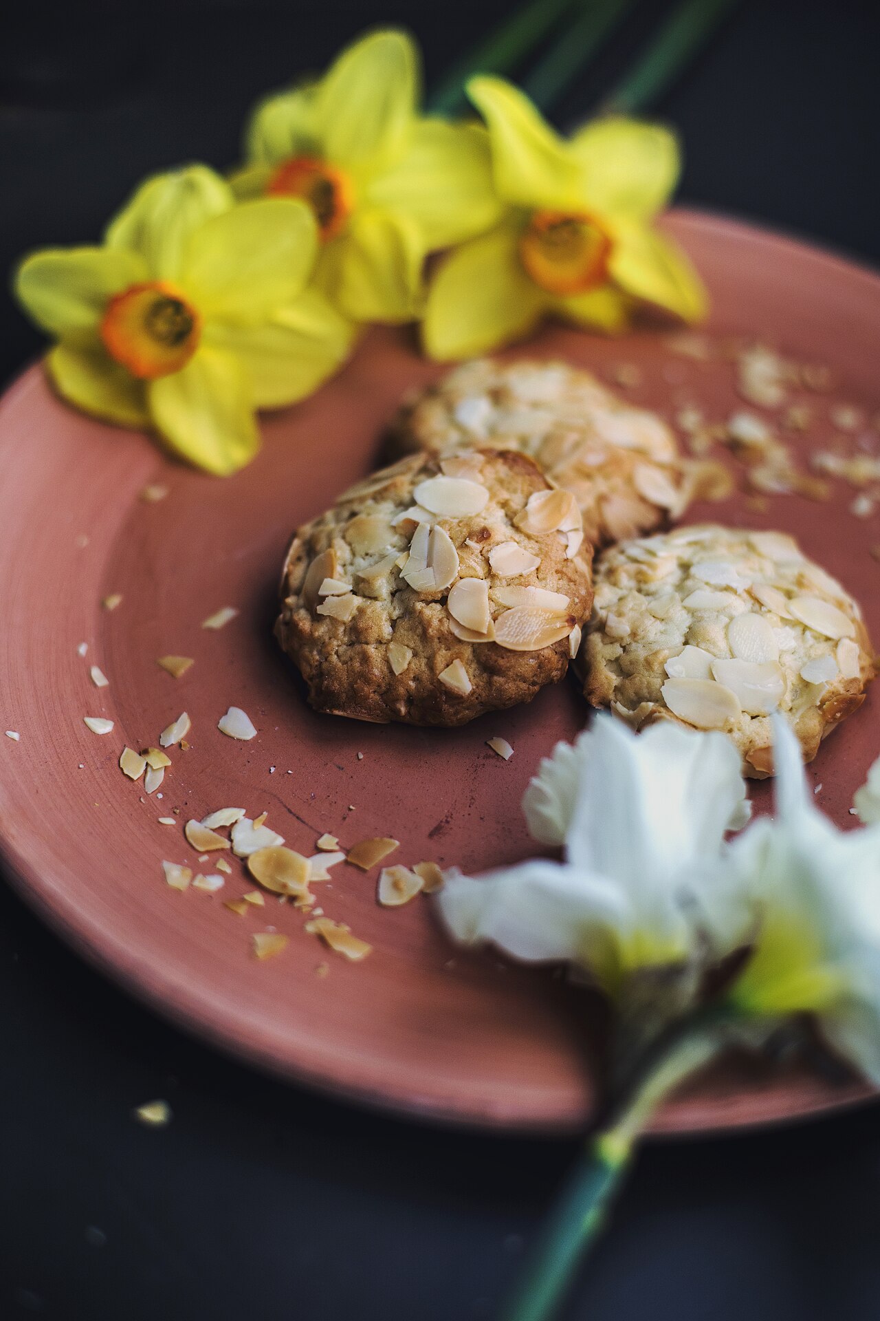 Små mandelkakor på ett rosa fat.