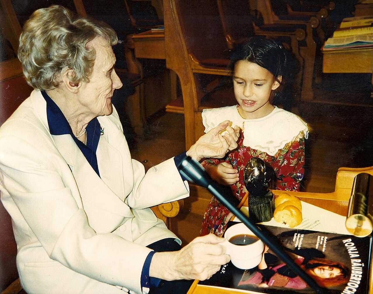 Astrid Lindgren samtalar med ett barn vid prisceremonin i riksdagen 1994.
