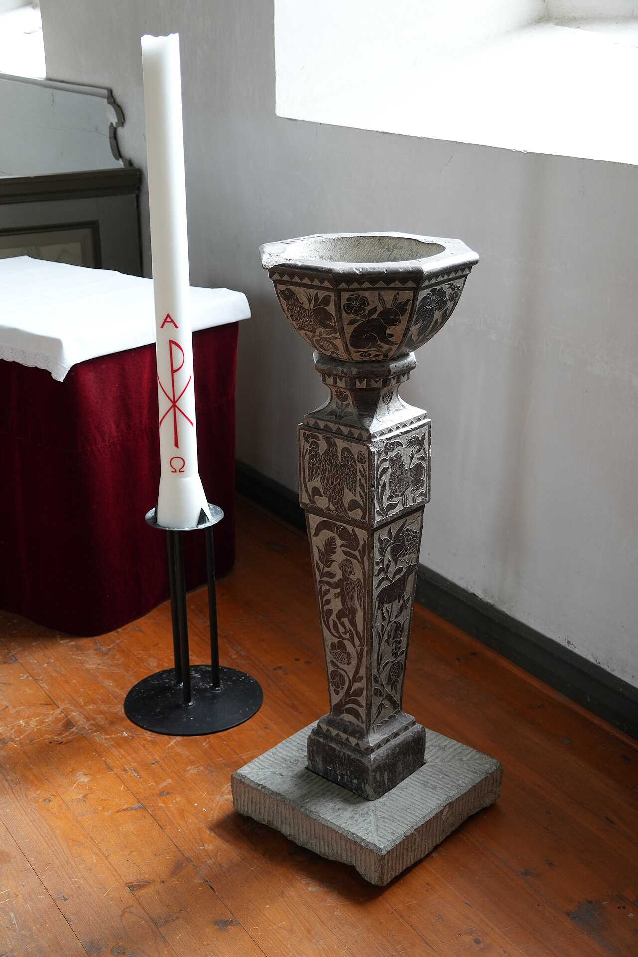 Dopfunt och ljus i Röks kyrka.